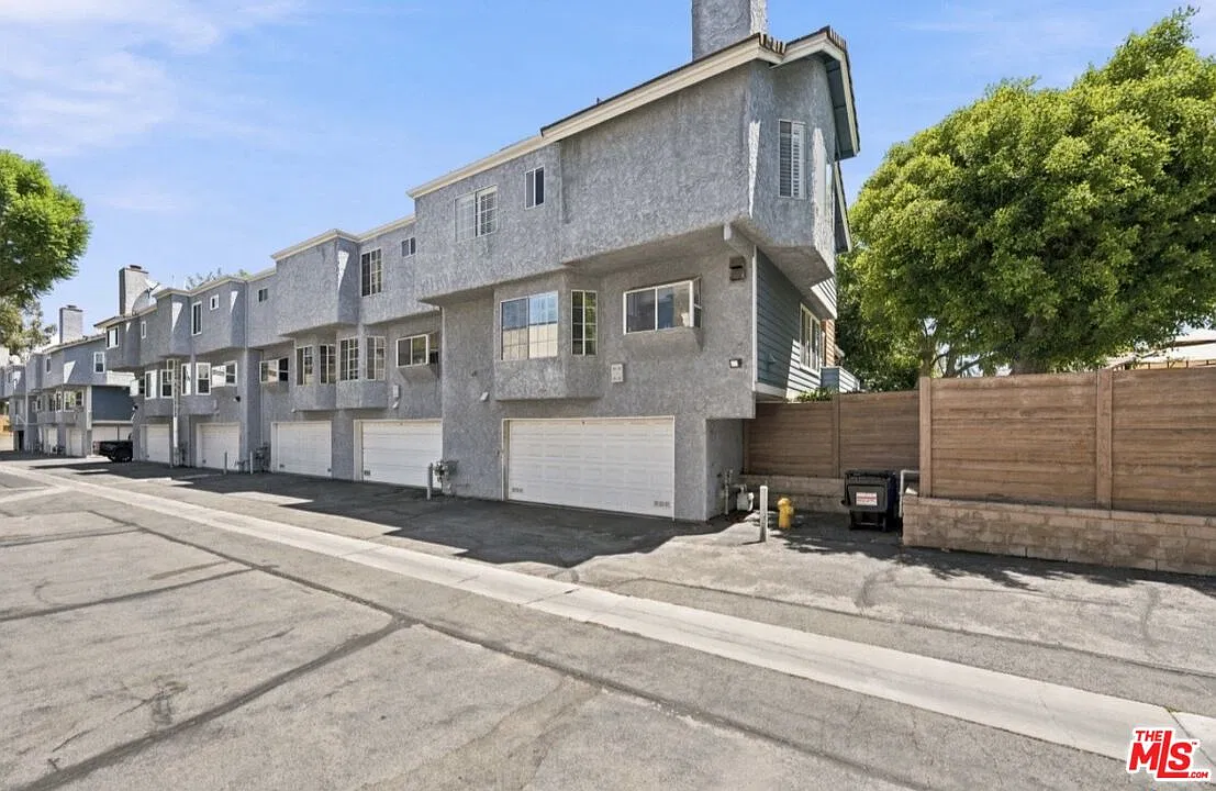 18721 Hatteras St — Photo 4