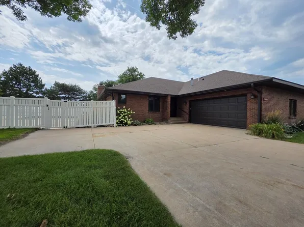 2009 Stagecoach Rd, Grand Island, NE 68801