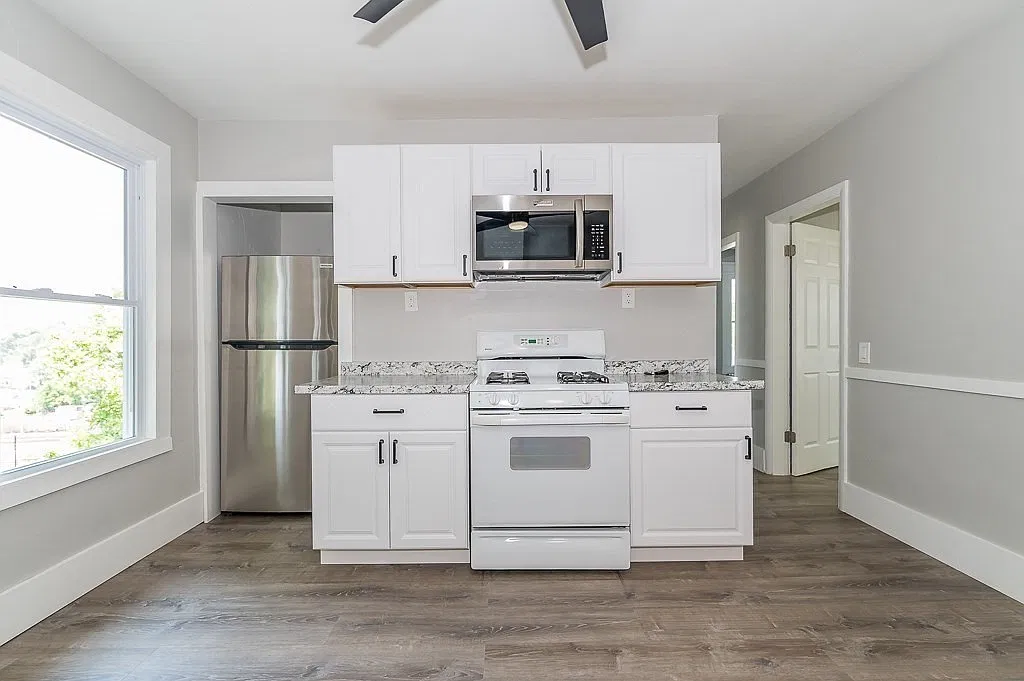3 bed, 2500 sqft, $2,400 — Photo 1