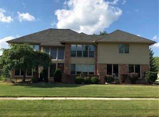 217 Streamview Dr, Troy, MI 48085