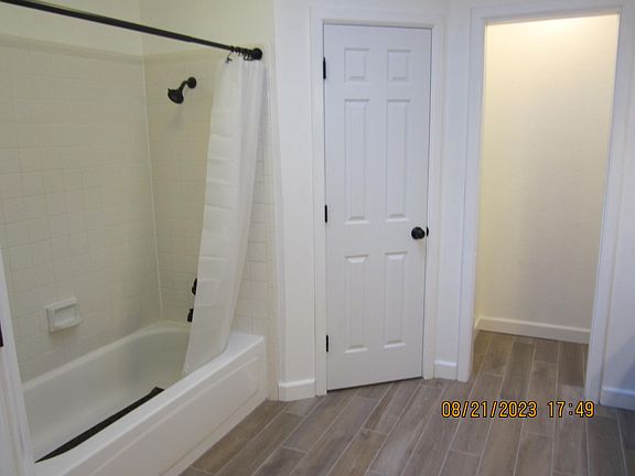 5th image of 928 Meadowlark Dr