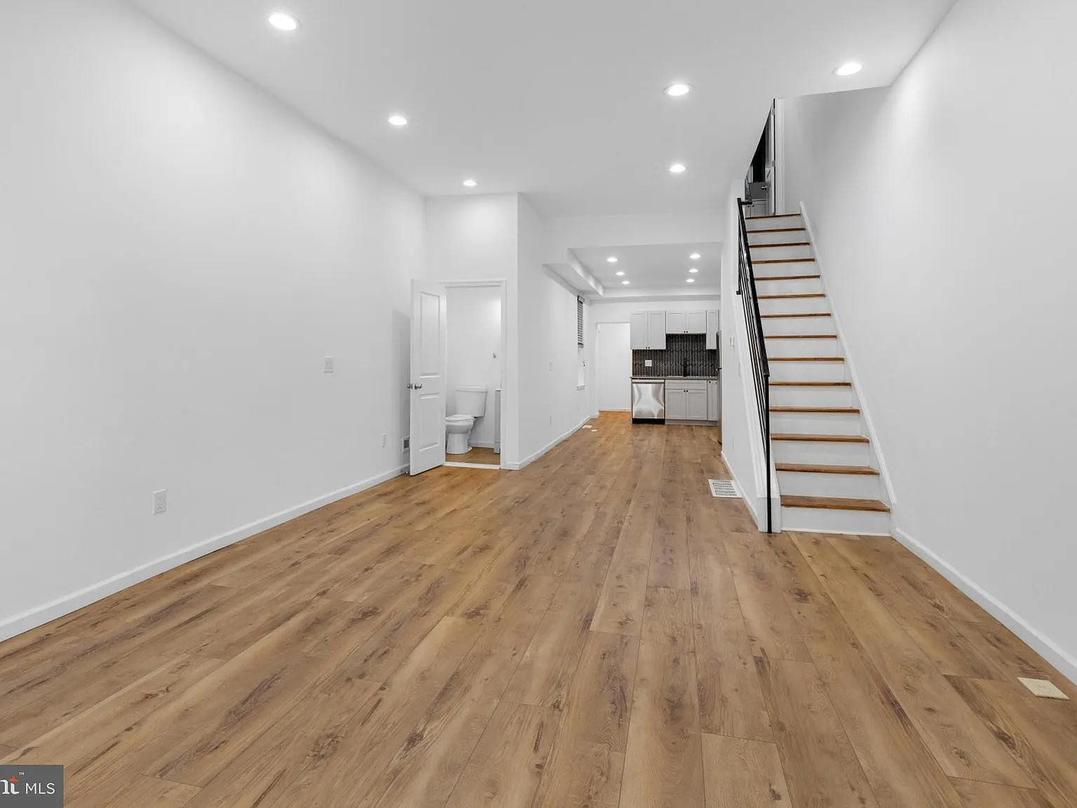 5 bed, 2.5 bath, 1584 sqft, $2,550 — Photo 2