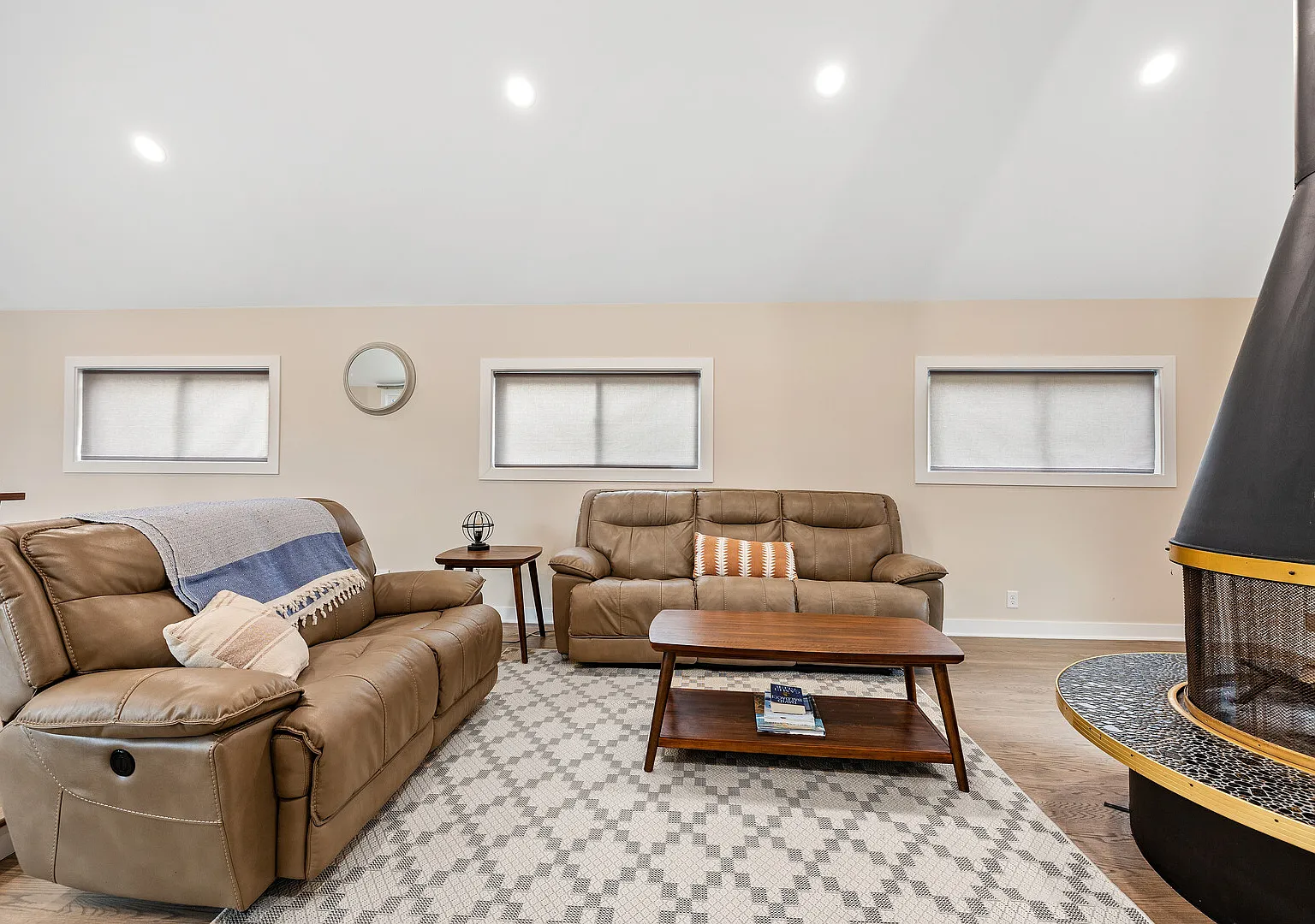 Country Club - MTM Premier, Modern 3 Bedroom, 2 1/2 baths — Photo 3