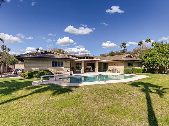2nd image of 611 W Gleneagles Dr