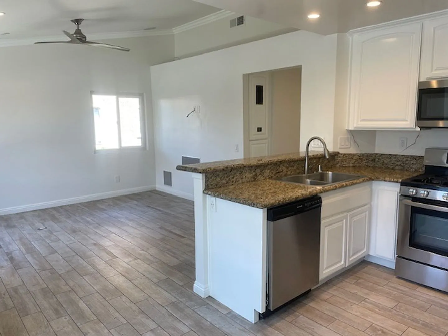 Beautiful 2 Bed/2 Bath Gated Condo in Desirable Royal Palms Community! — Photo 2