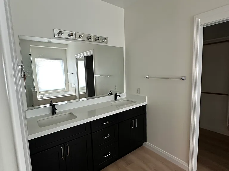 2530 E Menlo St — Photo 7