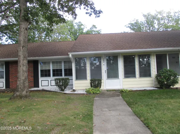 262A Kingston Court, Lakewood, NJ 08701