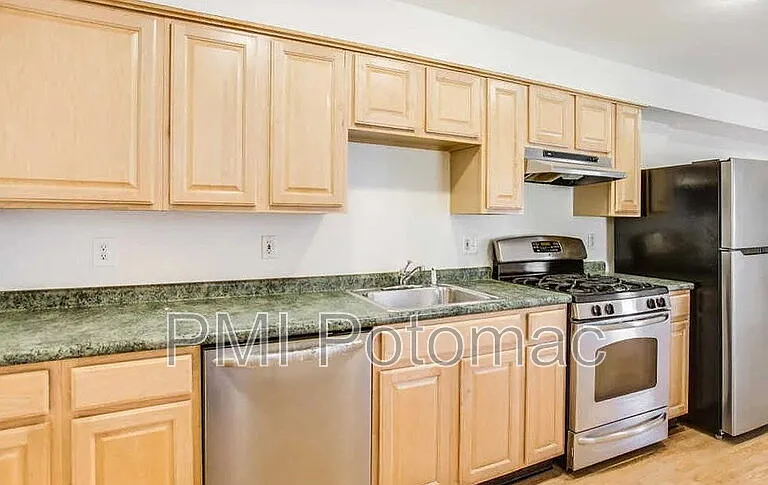 729 10th St NE — Photo 5
