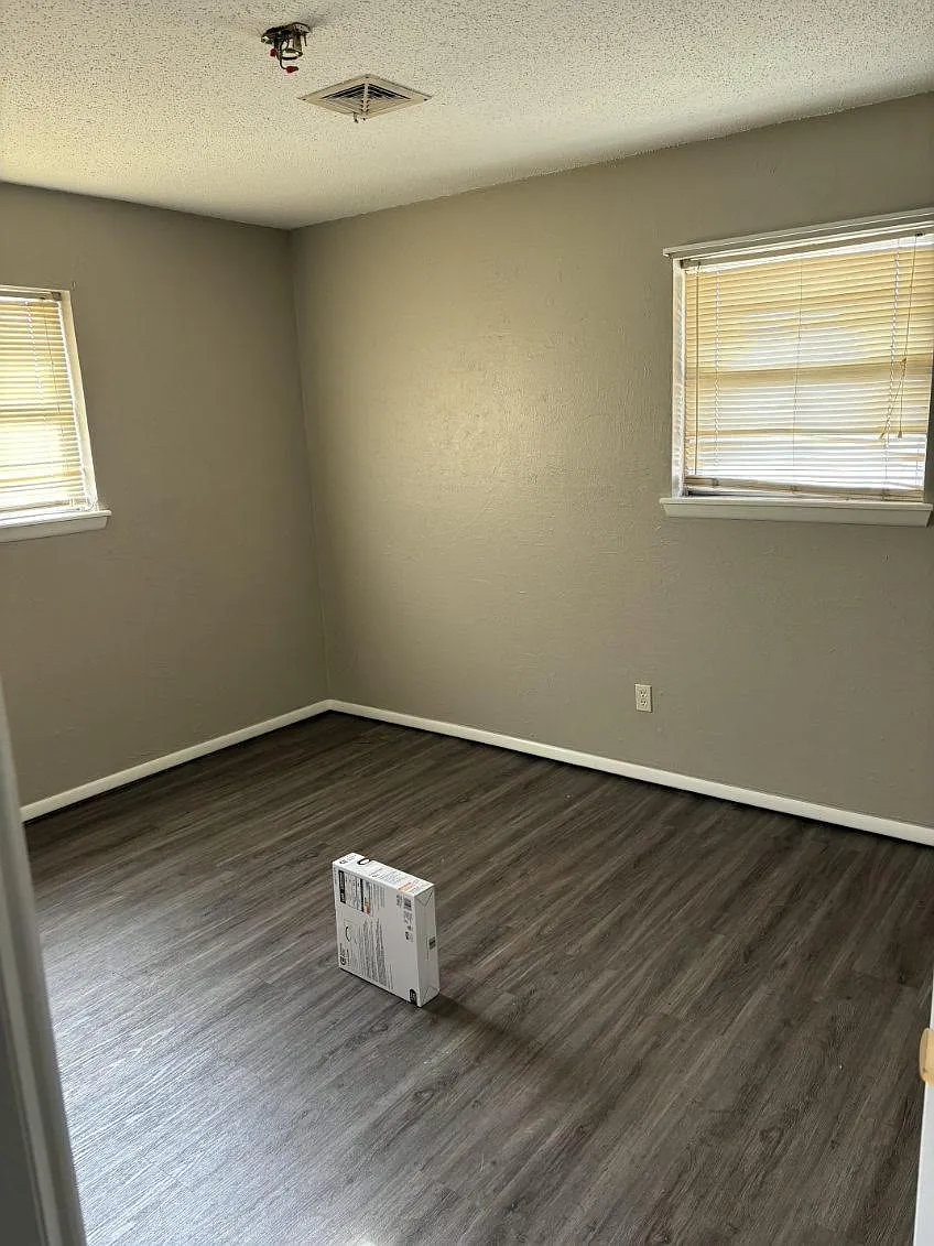 Building Photo - 141 E Jarman Dr