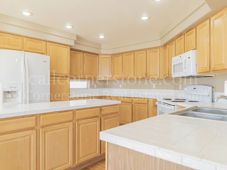 3305 Hollycrest Dr — Photo 10