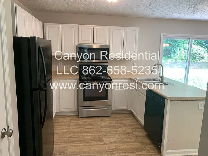 220 Splitwood Ln — Photo 3