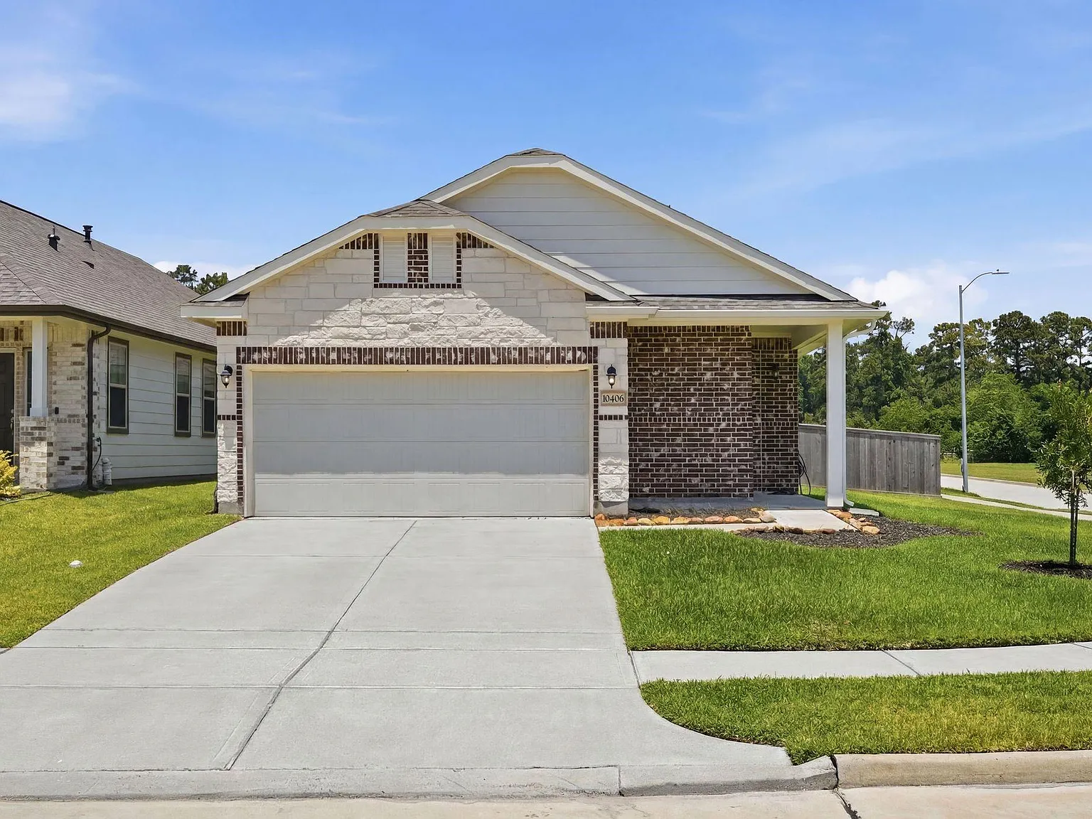 3 bed, 2.0 bath, 1394 sqft, $2,500 — Photo 2