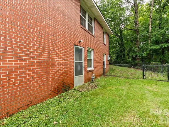 5th image of 938 Forest Dr
