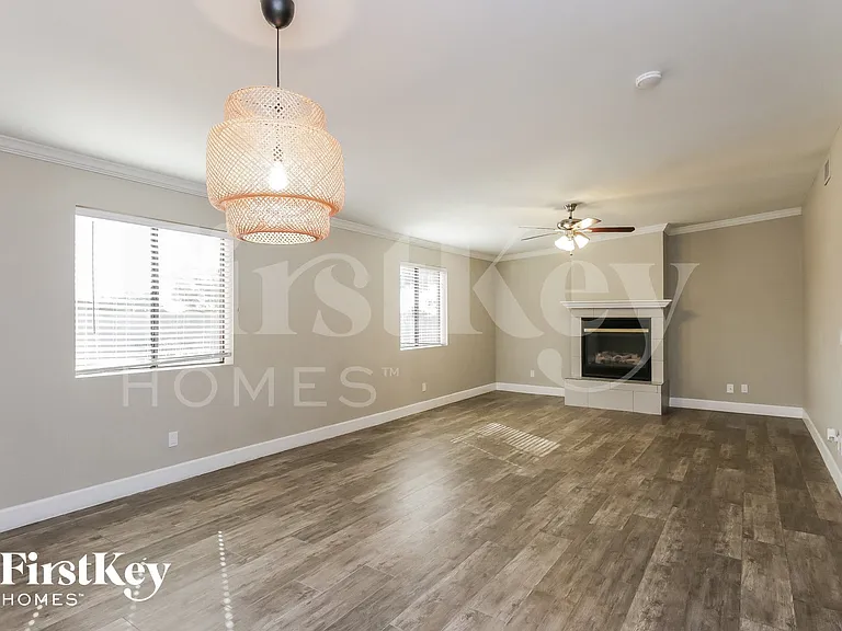 1001 E Seldon Ln — Photo 4