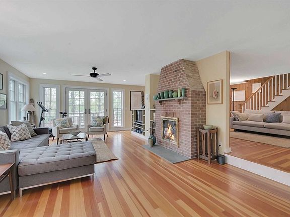 4th image of 11235 Soundview Ave