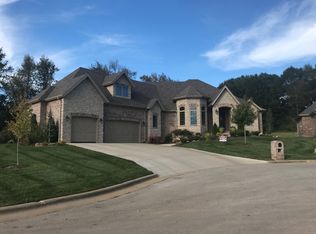 902 S Hickory Trace Ct, Springfield, MO 65809