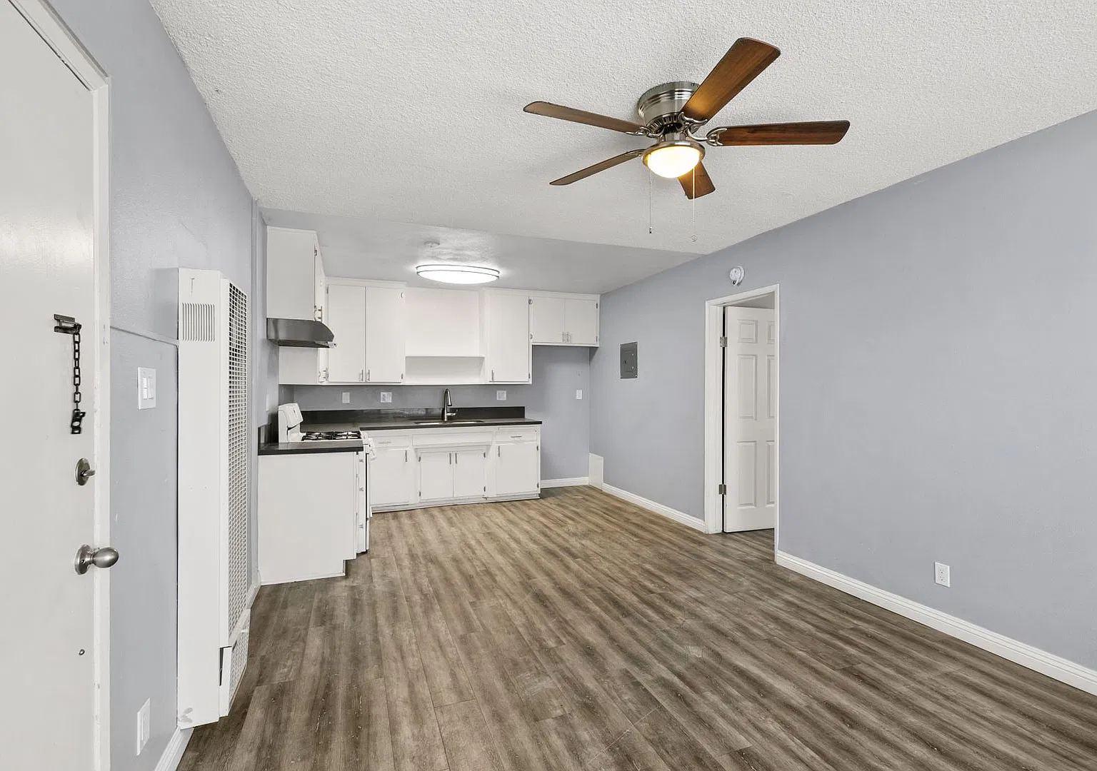 Beautiful 2 Bedroom, 1 Bath Apartment Move-In Ready! — Photo 2