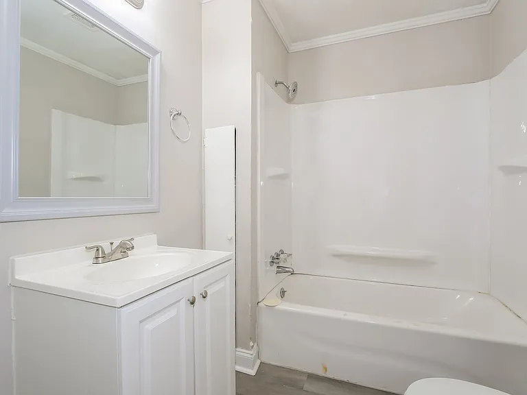 906936_024_main_bathroom_13190446.jpg