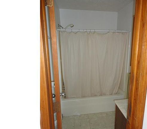 4th image of 6016 W 130th St