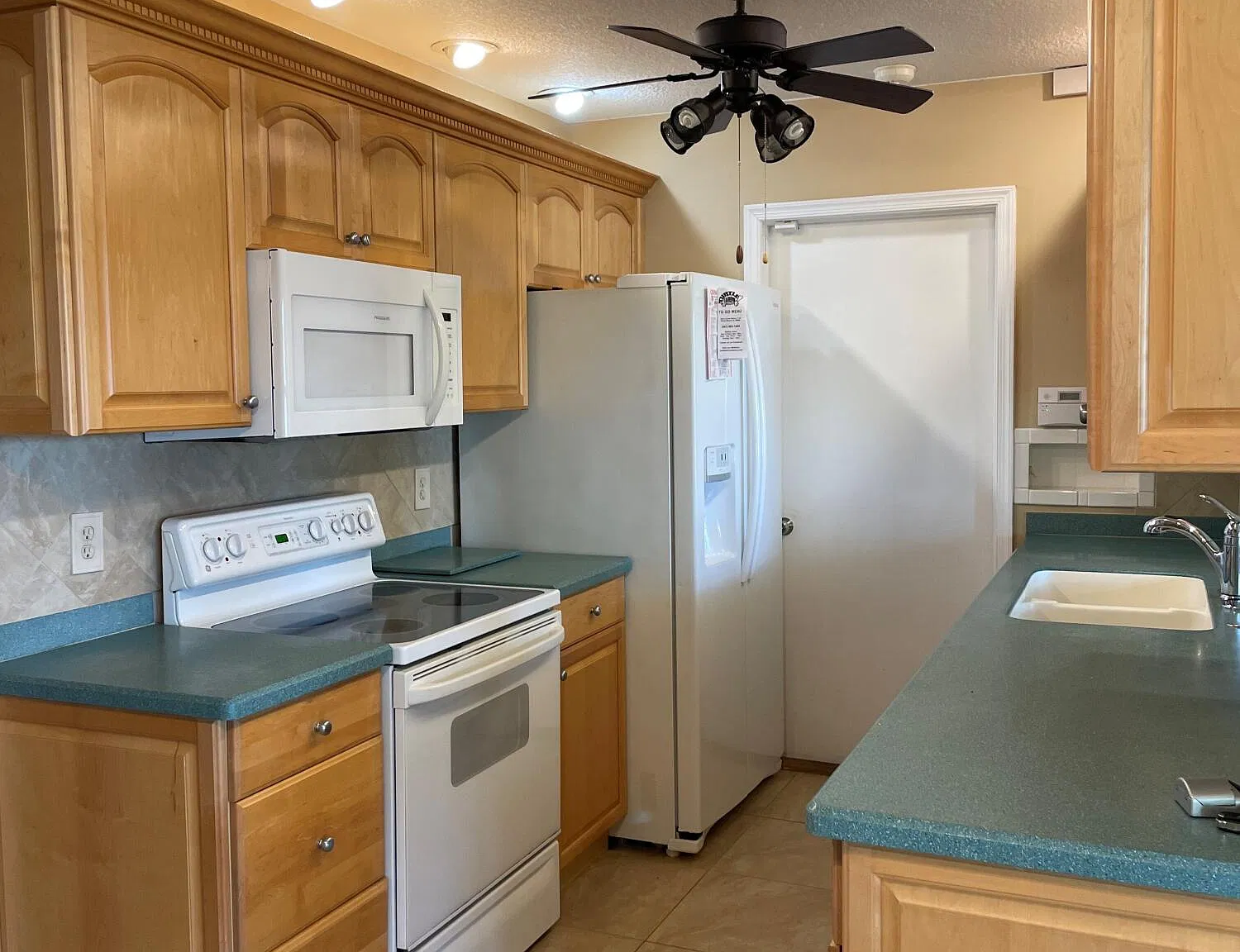 3 bed, 2.0 bath, 1396 sqft, $3,200 — Photo 3