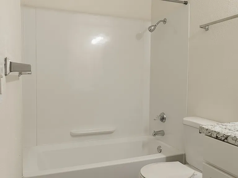 Madera Court Apartments - Troutdale Oregon - Bathroom