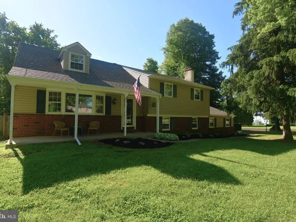 27 Serene Dr, Holland, PA 18966