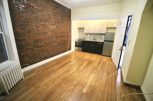 Rented by Delmark Realty LLC | media 31