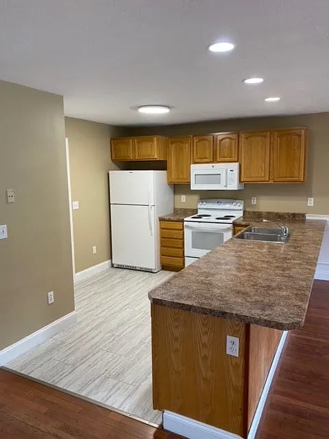 3 bed, 2.0 bath, 2000 sqft, $2,700 — Photo 2