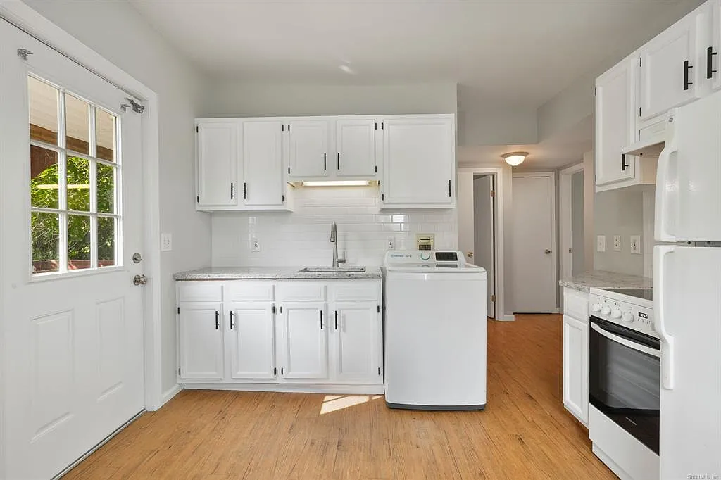 2 bed, 900 sqft, $1,900 — Photo 3