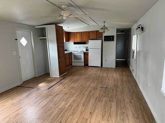 3rd image of 104 Eakins Dr #114