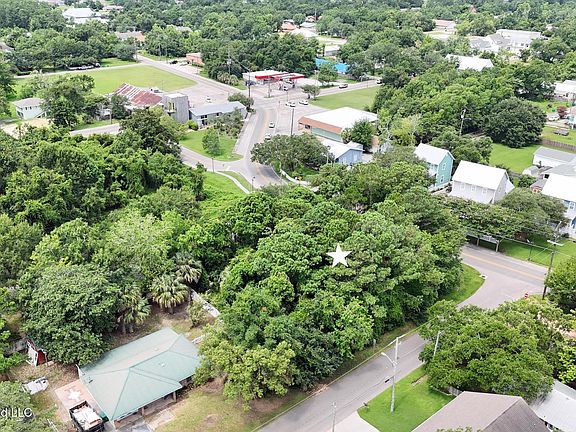 4th image of Demontluzin Ave