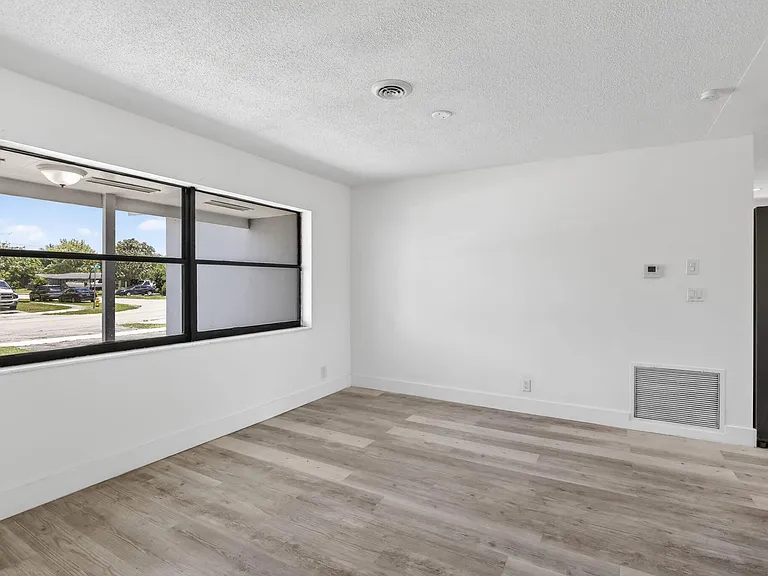 5804 NW 14th St — Photo 8