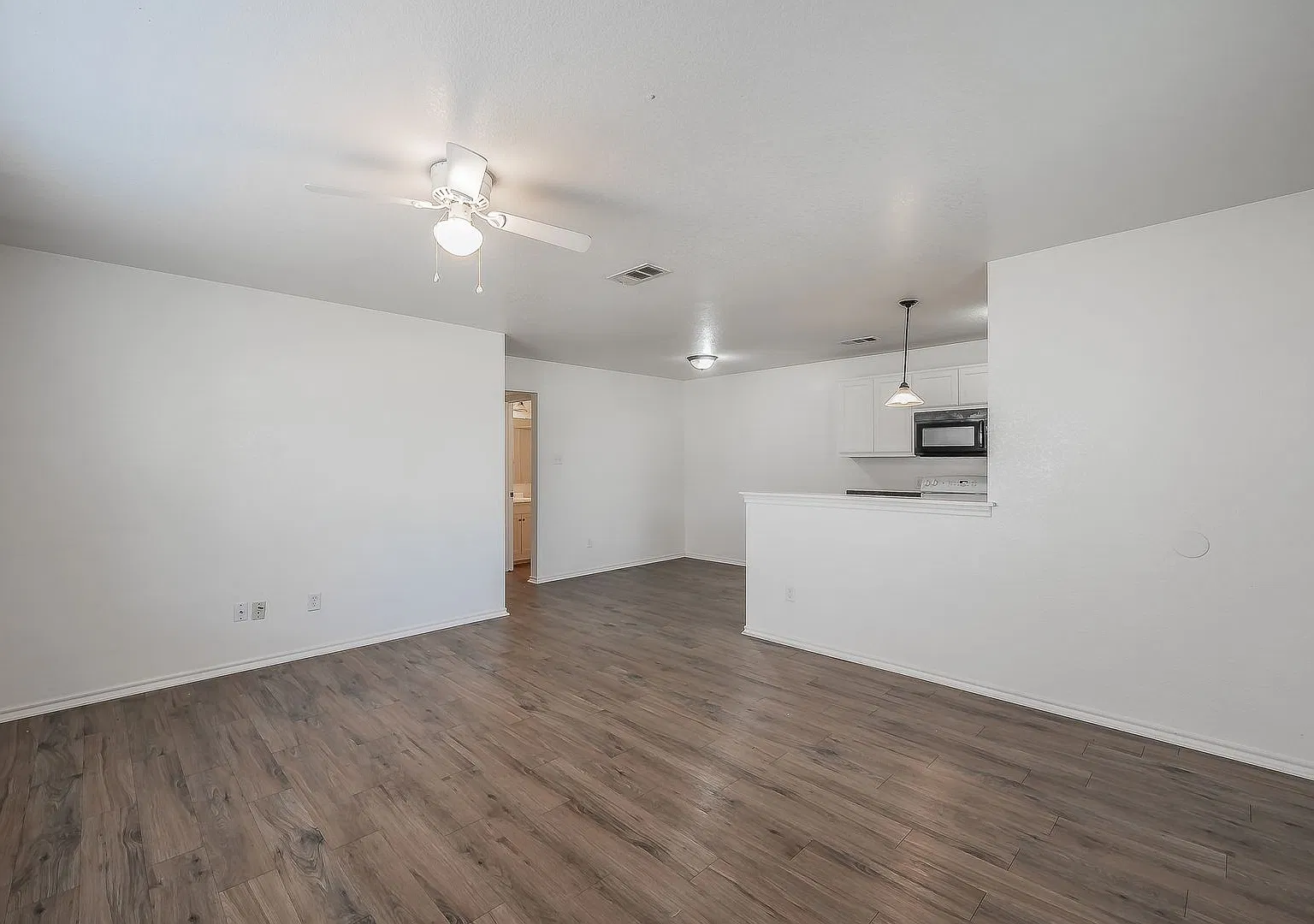 Spacious 3 Bed, 2 Bath Duplex — Photo 3