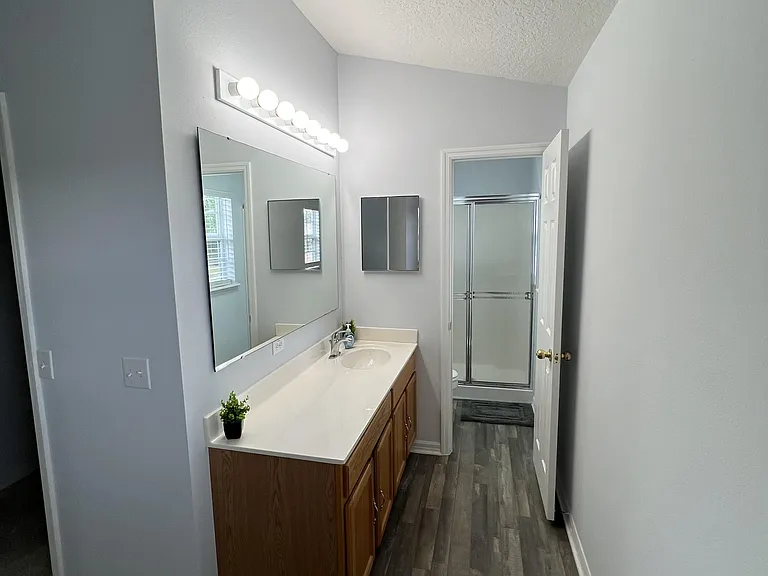 Room 7 Bathroom