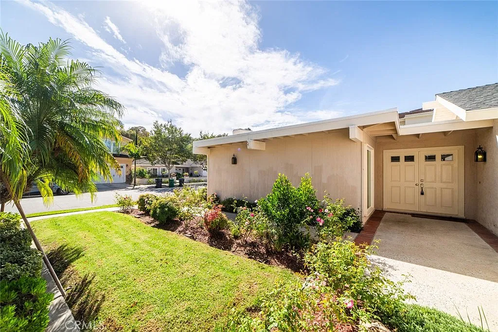 4 bed, 2.5 bath, 2071 sqft, $5,950 — Photo 2