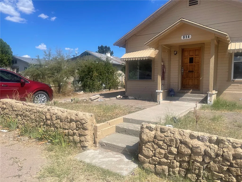 3 bed, 1.0 bath, 1400 sqft, $1,200 — Photo 1