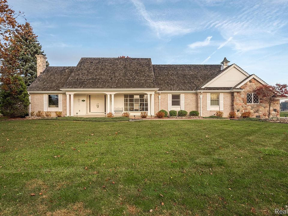 1st image of 18227 Country Club Cir