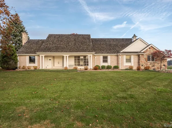 18227 Country Club Cir, Riverview, MI 48193
