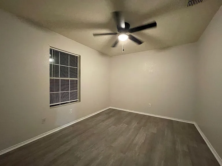 1512 Queens Brook Ln — Photo 18