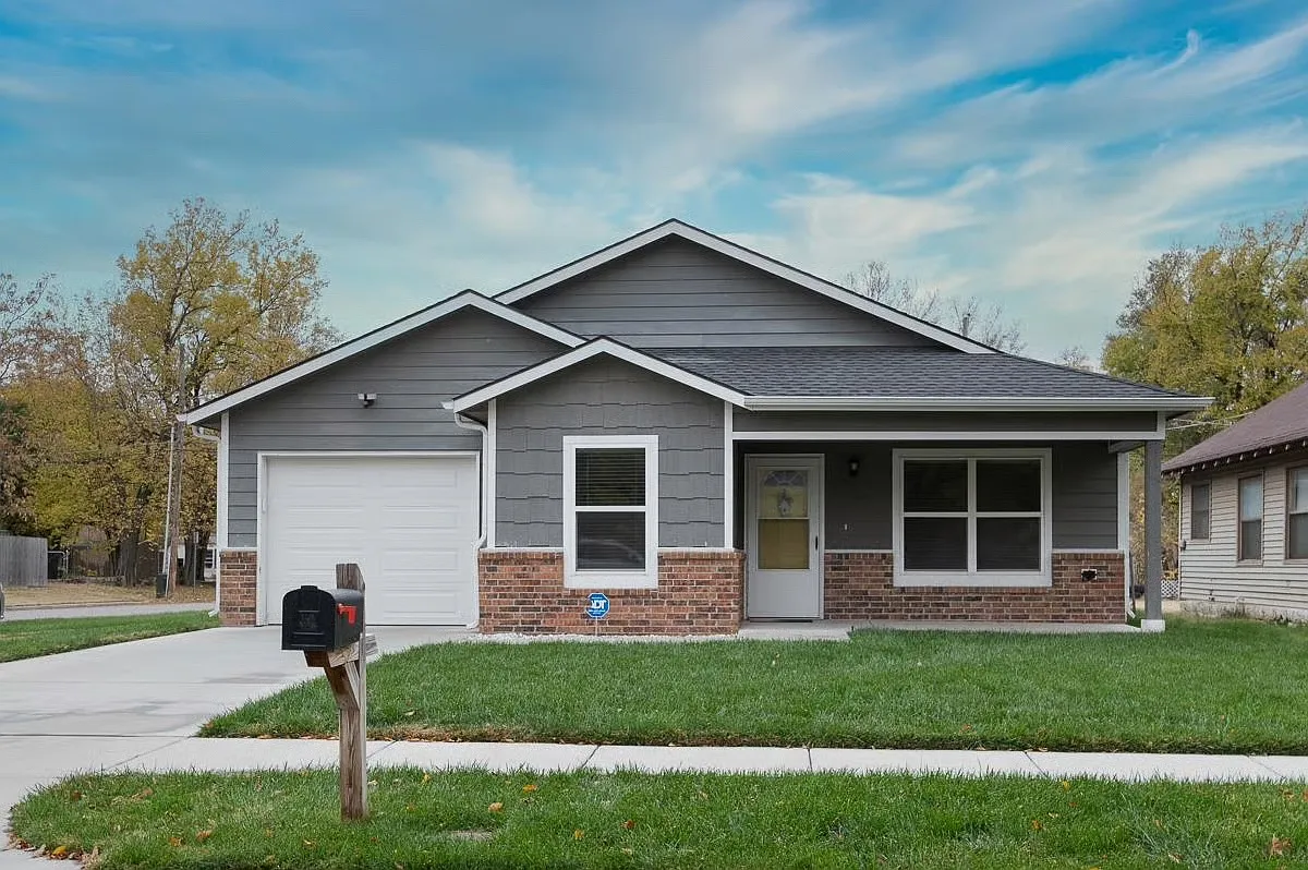 3 bed, 1500 sqft, $1,300 — Photo 1