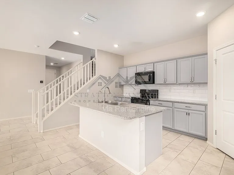 55 E Constitution Dr — Photo 9