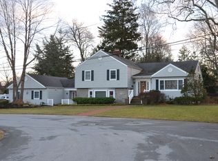 26 Suellen Rd, Islip, NY 11751