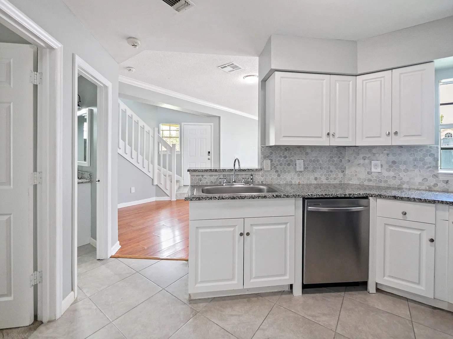 750 Olympic Cir — Photo 3