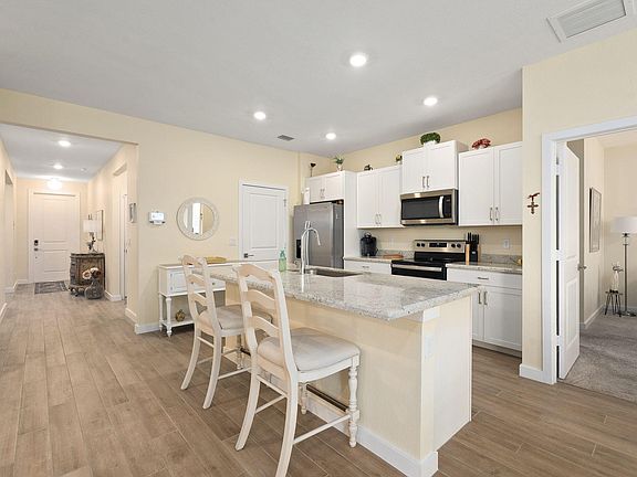 5th image of 2790 NE Breezeway Circle