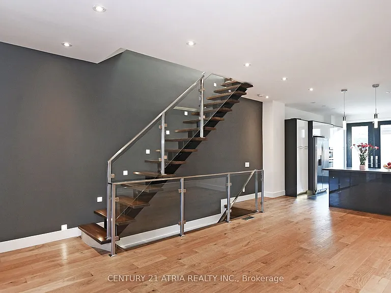 10 Palmerston Ave — Photo 18