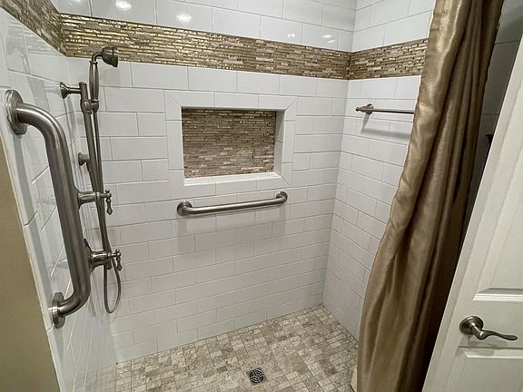 4th image of 1011 Carolyn St