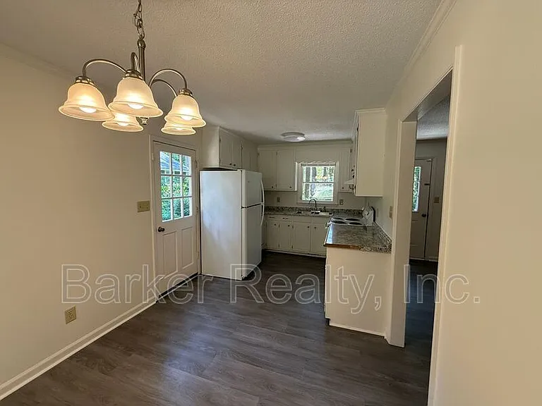 1506 Macdonald Ave — Photo 11