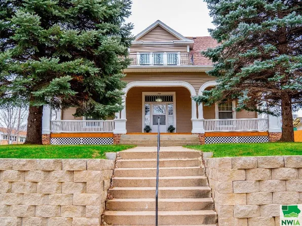 1720 Summit St, Sioux City, IA 51105
