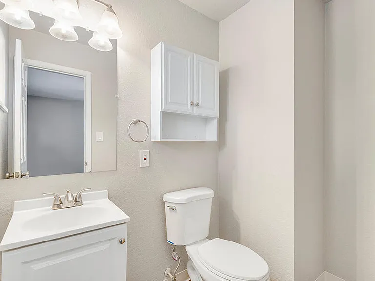 Bella Vista Apartments — Photo 19