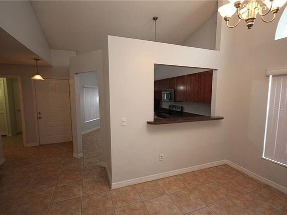 3rd image of 25 Lakepointe Cir